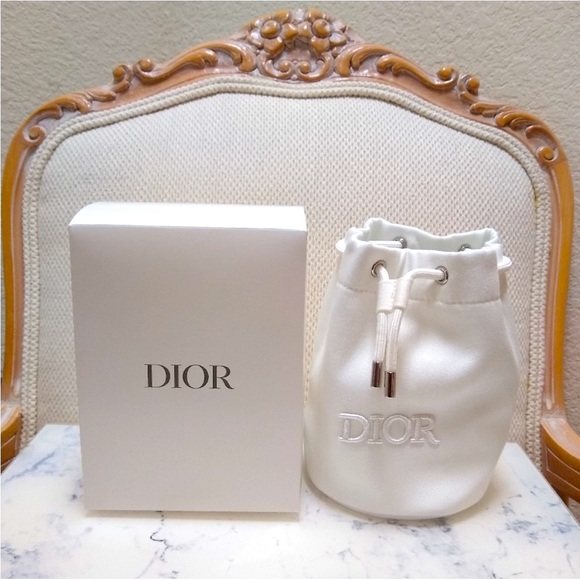 DIOR White Canvas Bucket Pouch Beauty Embroidered DIOR Logo & Box! - Picture 2 of 15